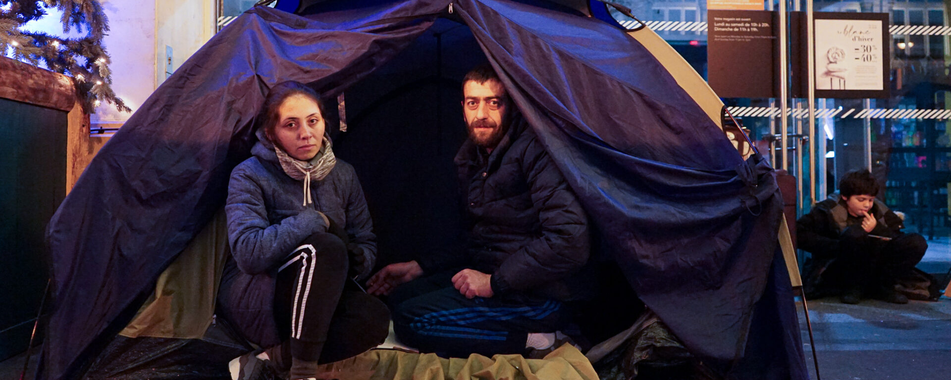 Katia, Besou et Nika dorment devant le BHV Marais.