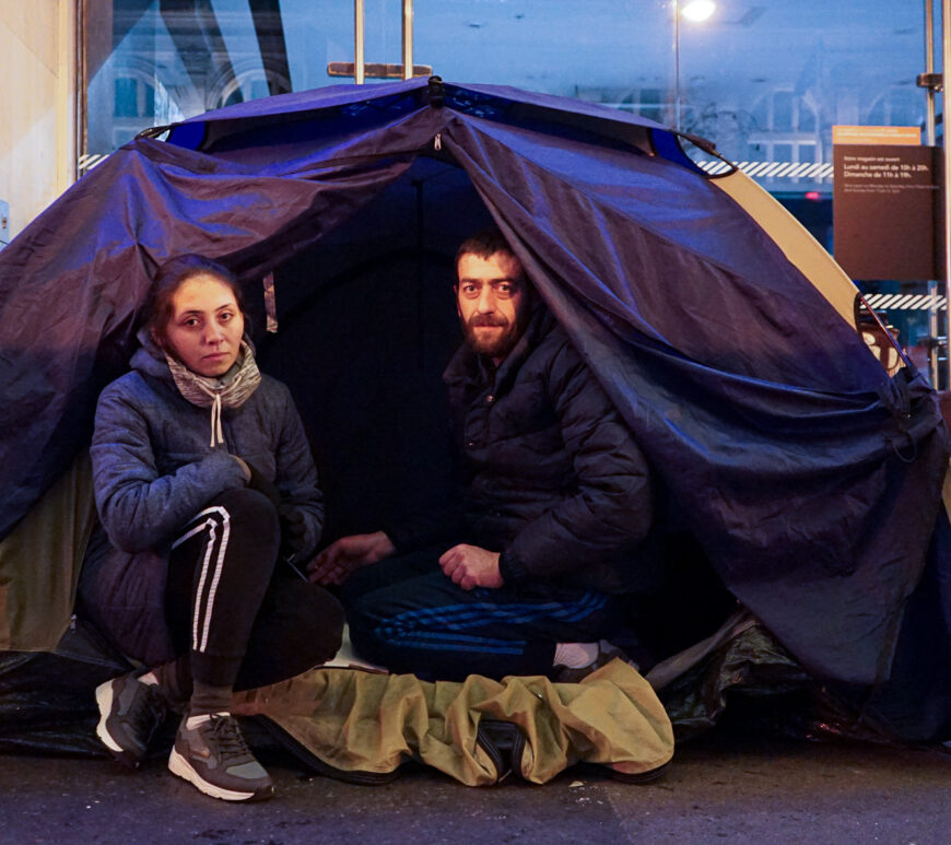 Katia, Besou et Nika dorment devant le BHV Marais.